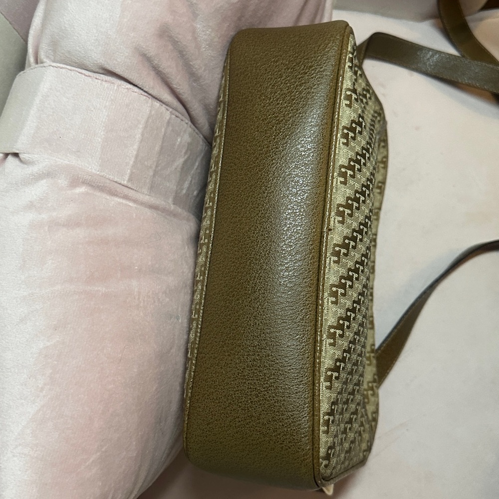 Gucci Shoulder Bag 2 1/2 x 9x 6 1/2 outside in excellent condition - Picture 7 of 10